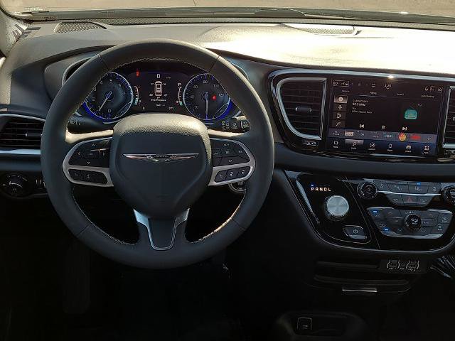 Used 2025 Chrysler Pacifica Select FWD image 18