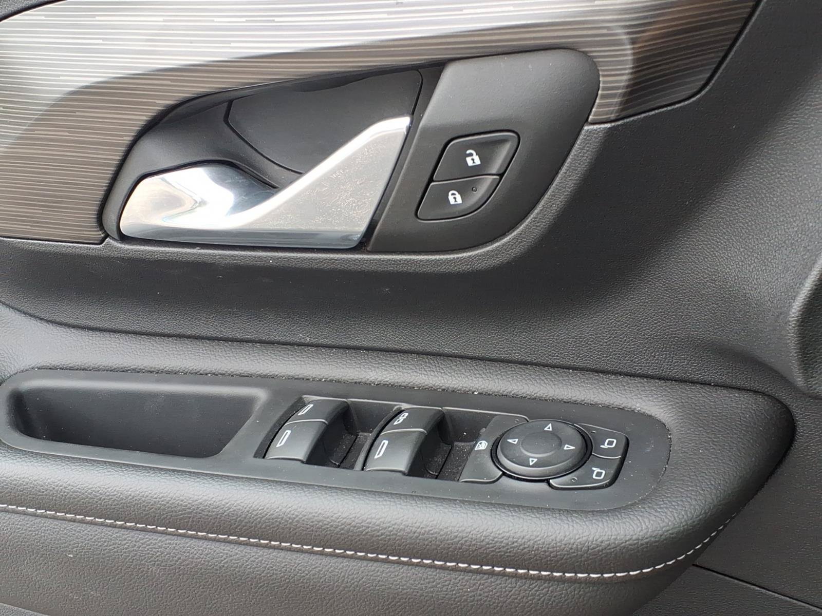 Used 2024 GMC Terrain SLE w/ Driver Convenience Package FWD image 19