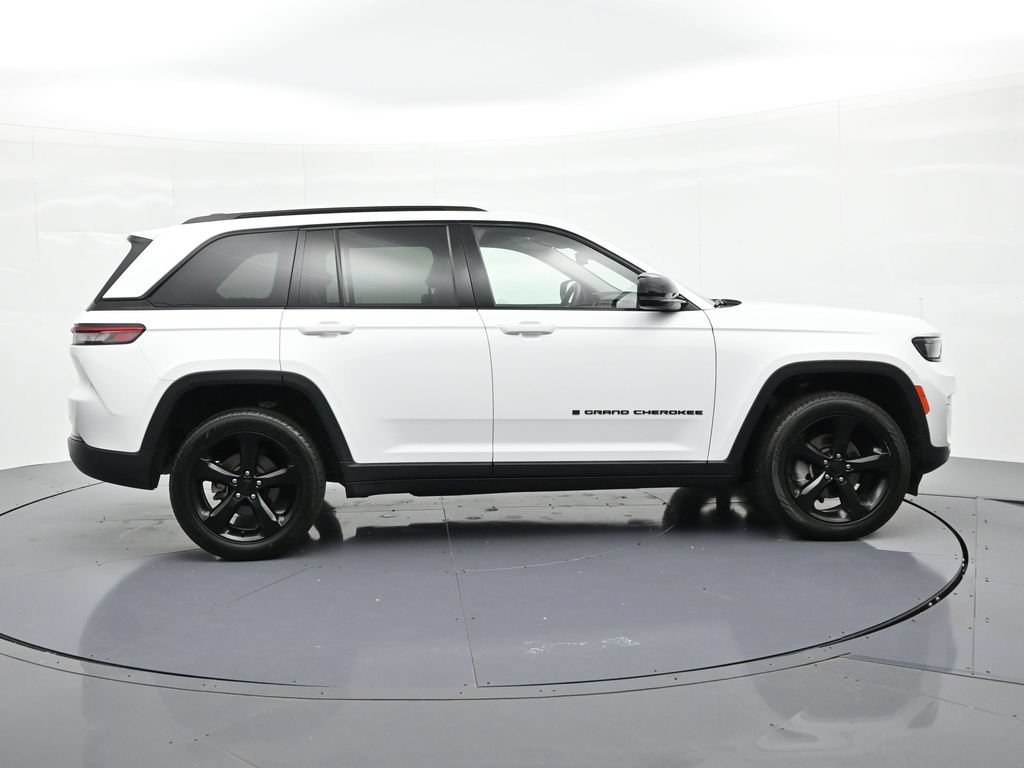 Used 2023 Jeep Grand Cherokee Limited w/ Black Appearance Package AWD/4WD image 9