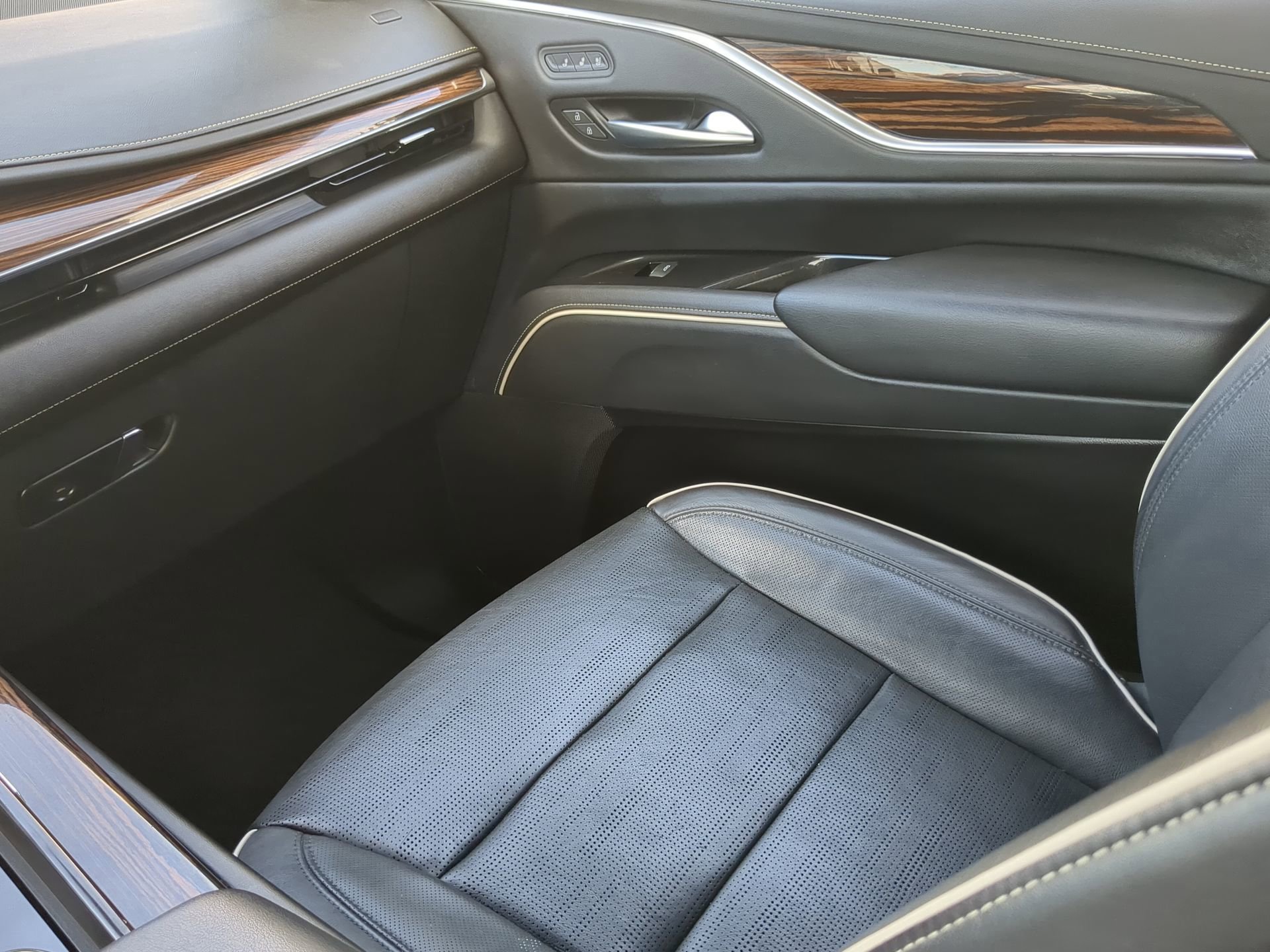 Used 2023 Cadillac Escalade Premium Luxury image 45