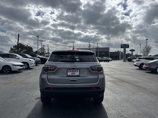 Used 2023 Jeep Compass Sport image 2
