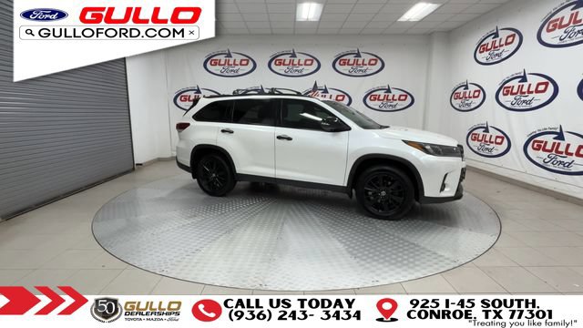 Used 2019 Toyota Highlander SE w/ Nightshade Edition FWD image 3