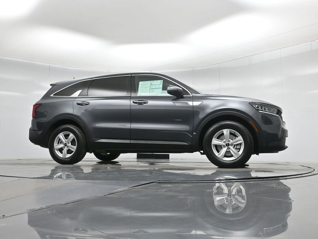 Used 2023 Kia Sorento LX image 10