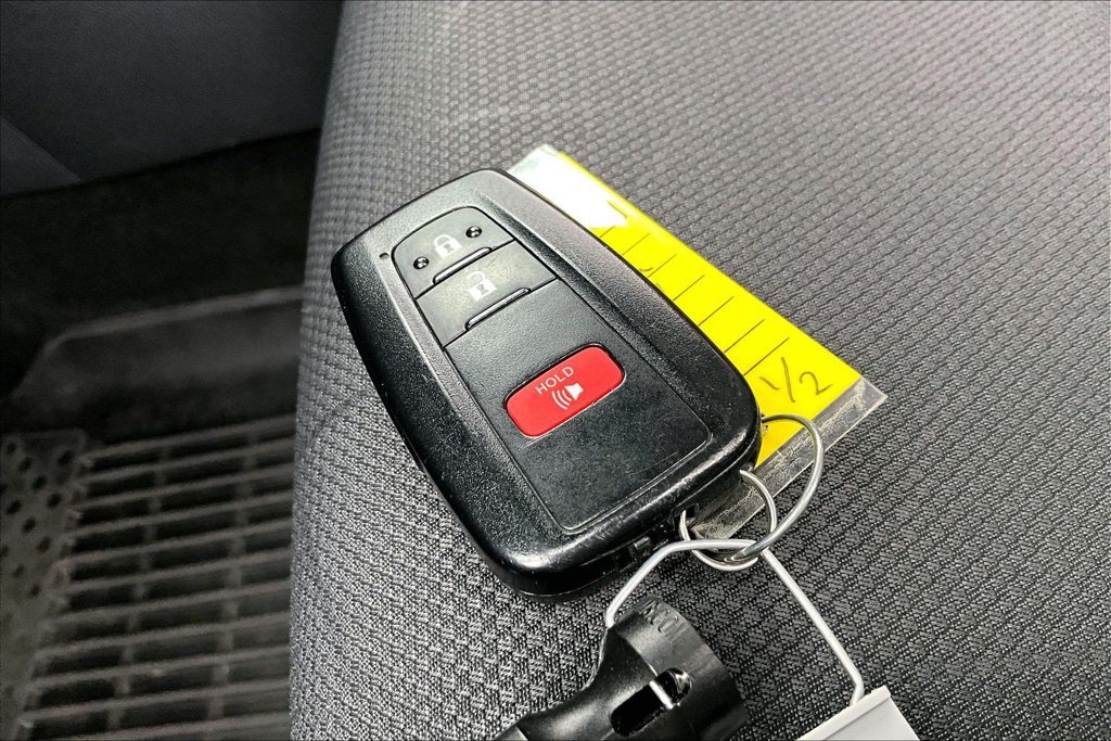 Used 2025 Toyota RAV4 XLE AWD/4WD image 11