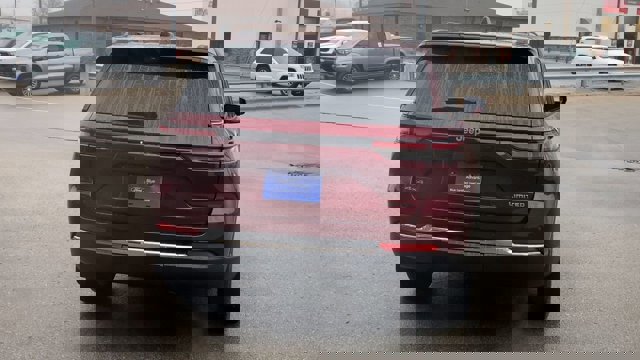 Used 2022 Jeep Grand Cherokee Limited w/ Luxury Tech Group II image 9