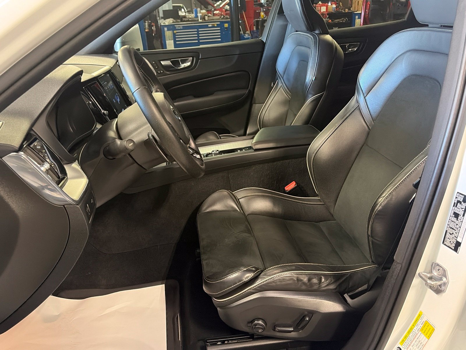 Used 2019 Volvo XC60 T6 R-Design w/ Protection Package Premier AWD/4WD image 19