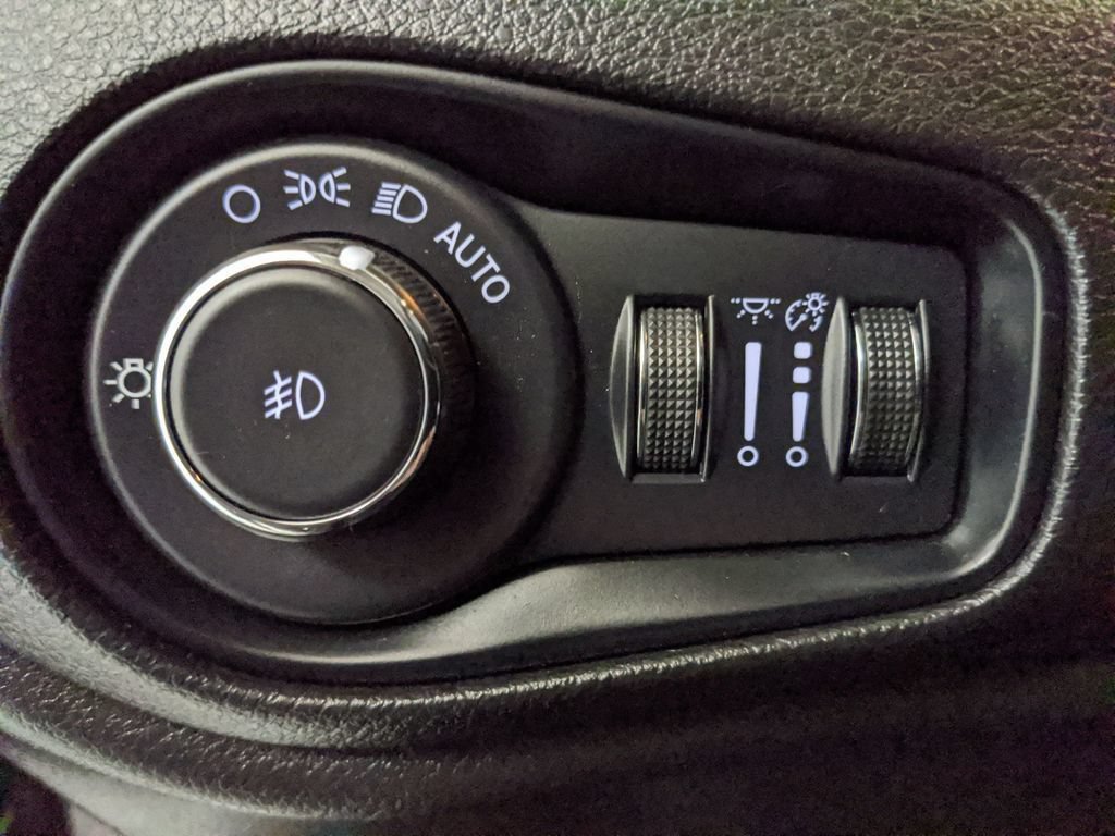 Used 2023 Jeep Renegade Latitude AWD/4WD image 15