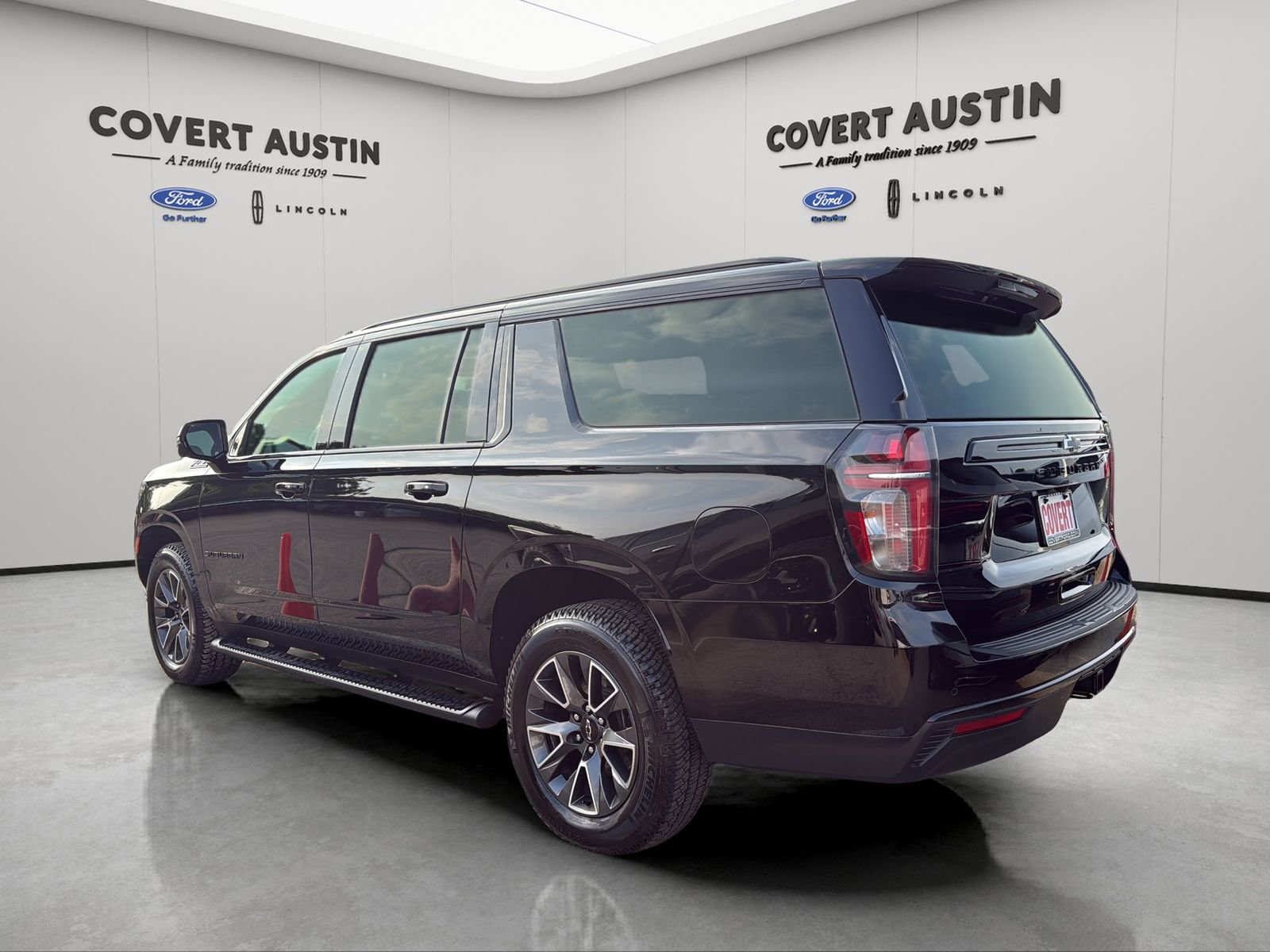 Used 2023 Chevrolet Suburban Z71 w/ Luxury Package AWD/4WD image 3