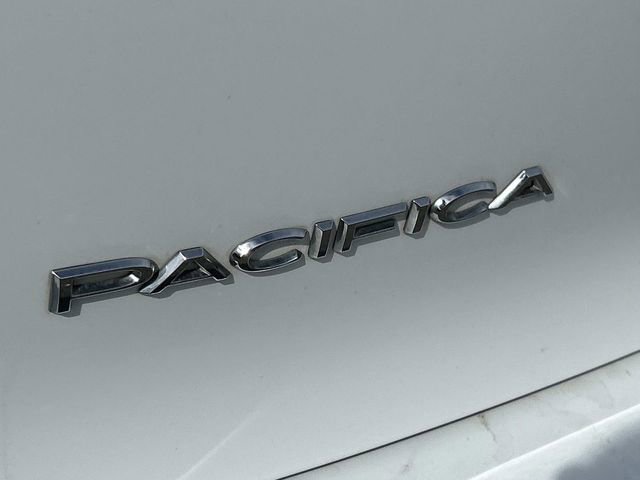 Used 2022 Chrysler Pacifica Touring-L FWD image 12