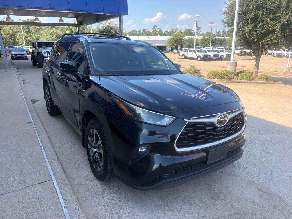 Used 2022 Toyota Highlander XLE FWD image 4