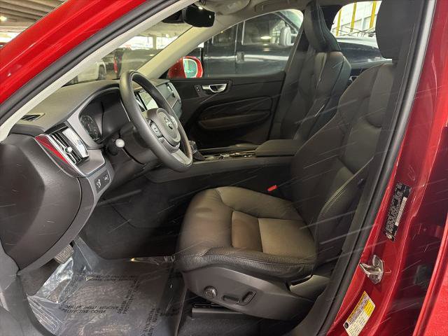 Used 2021 Volvo XC60 T5 Momentum w/ Premium Package image 16