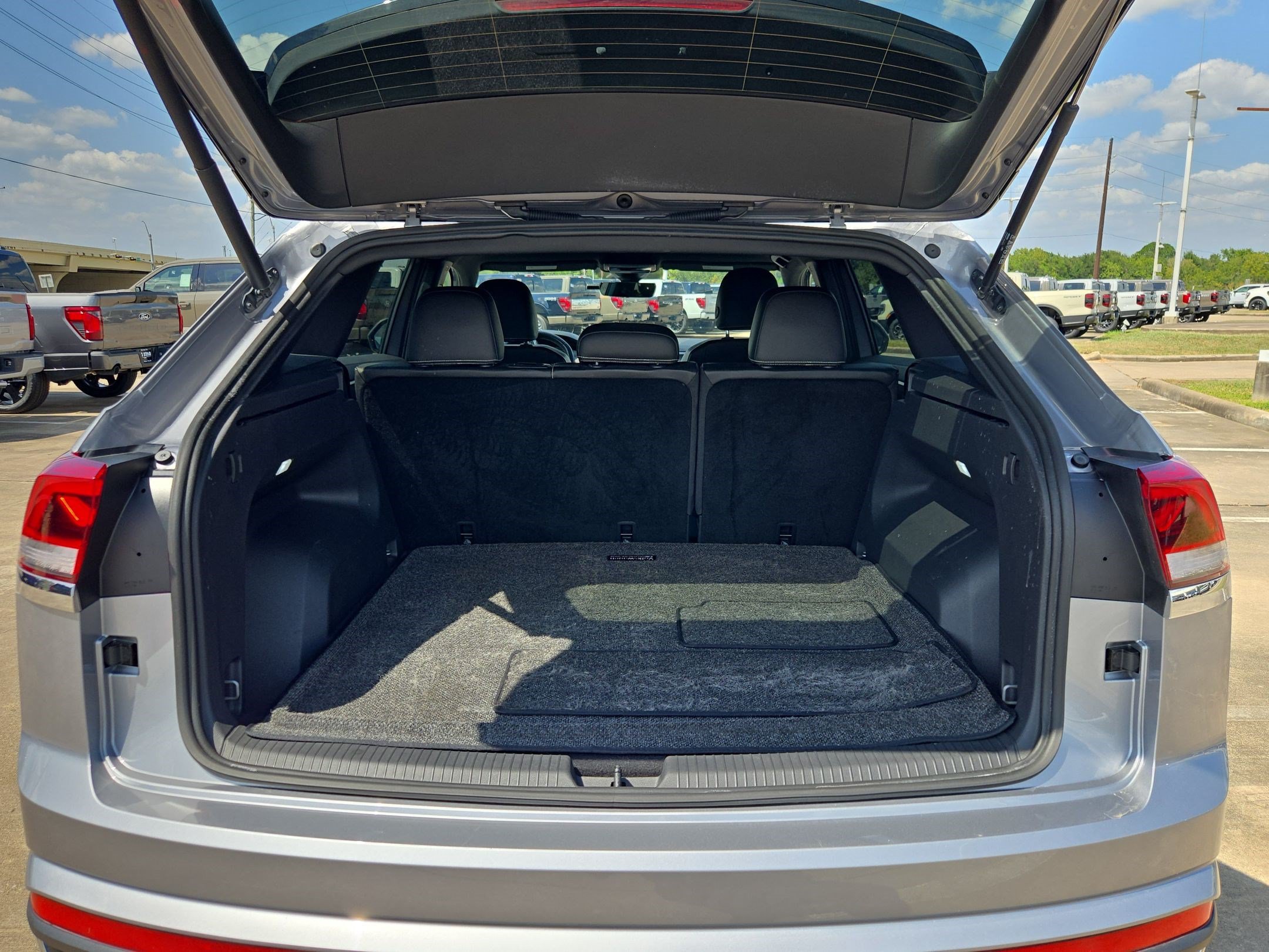 Used 2024 Volkswagen Atlas Cross Sport SE FWD image 29