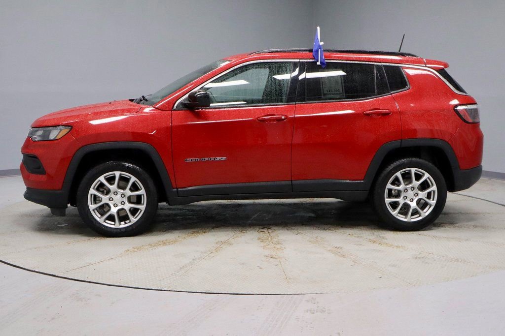 Used 2023 Jeep Compass Latitude image 2