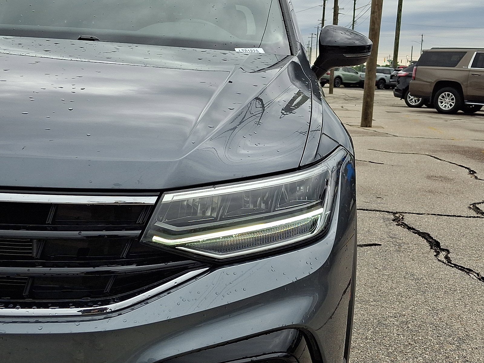 Used 2024 Volkswagen Tiguan SE R-Line FWD image 9