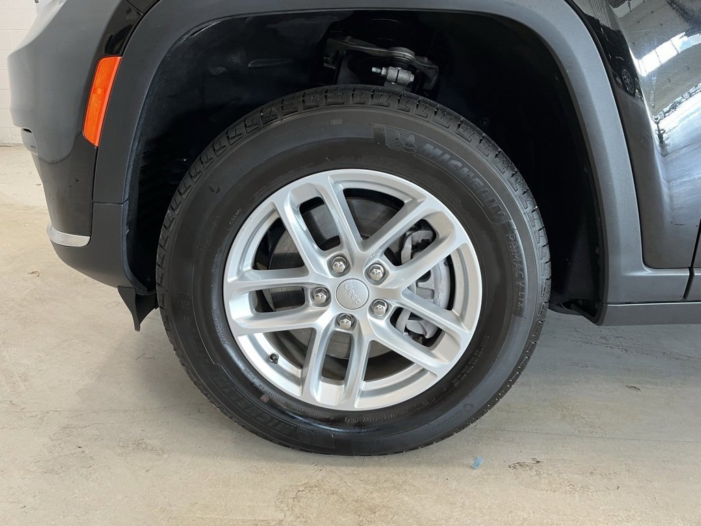 Used 2024 Jeep Grand Cherokee L Laredo image 9