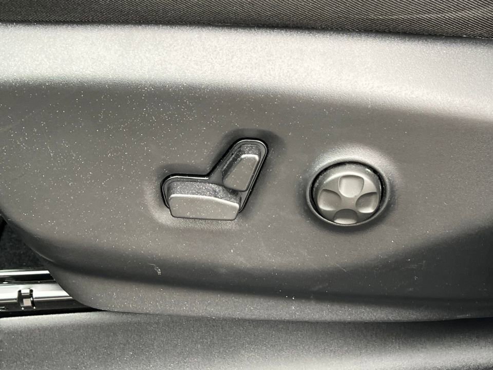 Used 2026 Chrysler Pacifica Select image 16