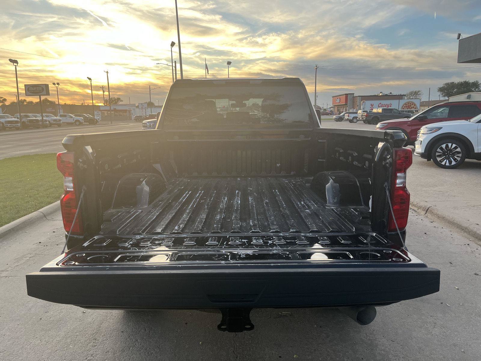 Used 2022 Chevrolet Silverado 2500 Custom w/ Custom Value Package AWD/4WD image 9