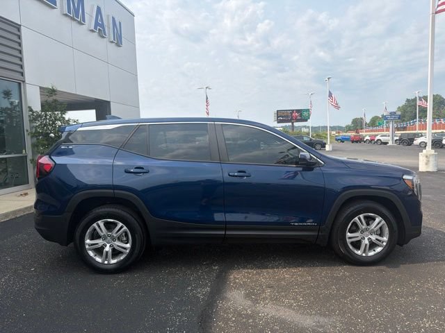 Used 2022 GMC Terrain SLE FWD image 2