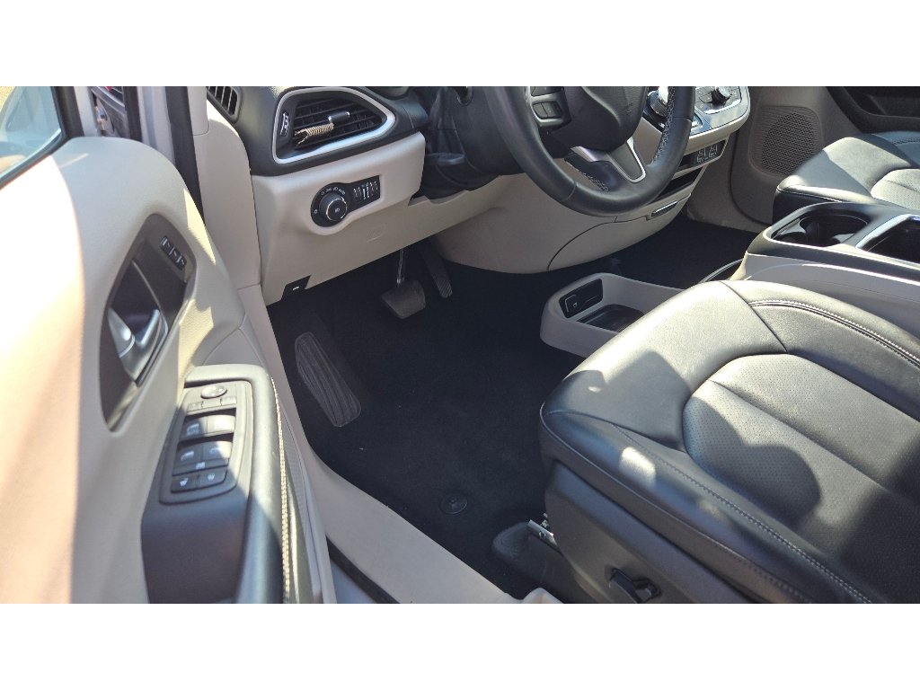 Used 2024 Chrysler Pacifica Touring-L FWD image 25