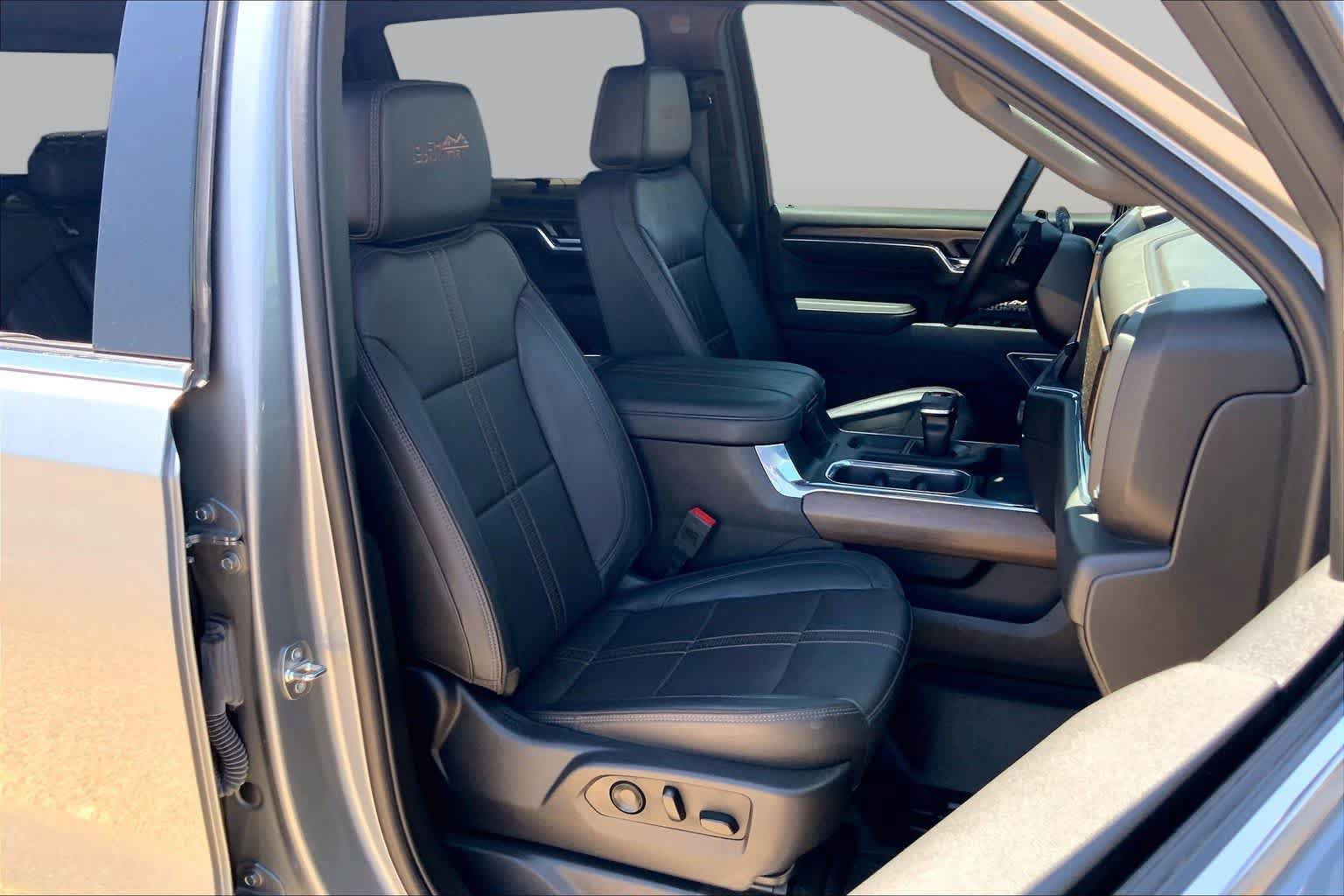 Used 2024 Chevrolet Silverado 1500 High Country w/ High Country Premium Package AWD/4WD image 9