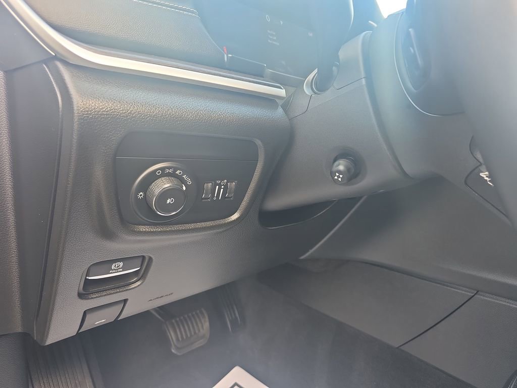 Used 2023 Jeep Grand Cherokee L Limited w/ Luxury Tech Group II AWD/4WD image 21