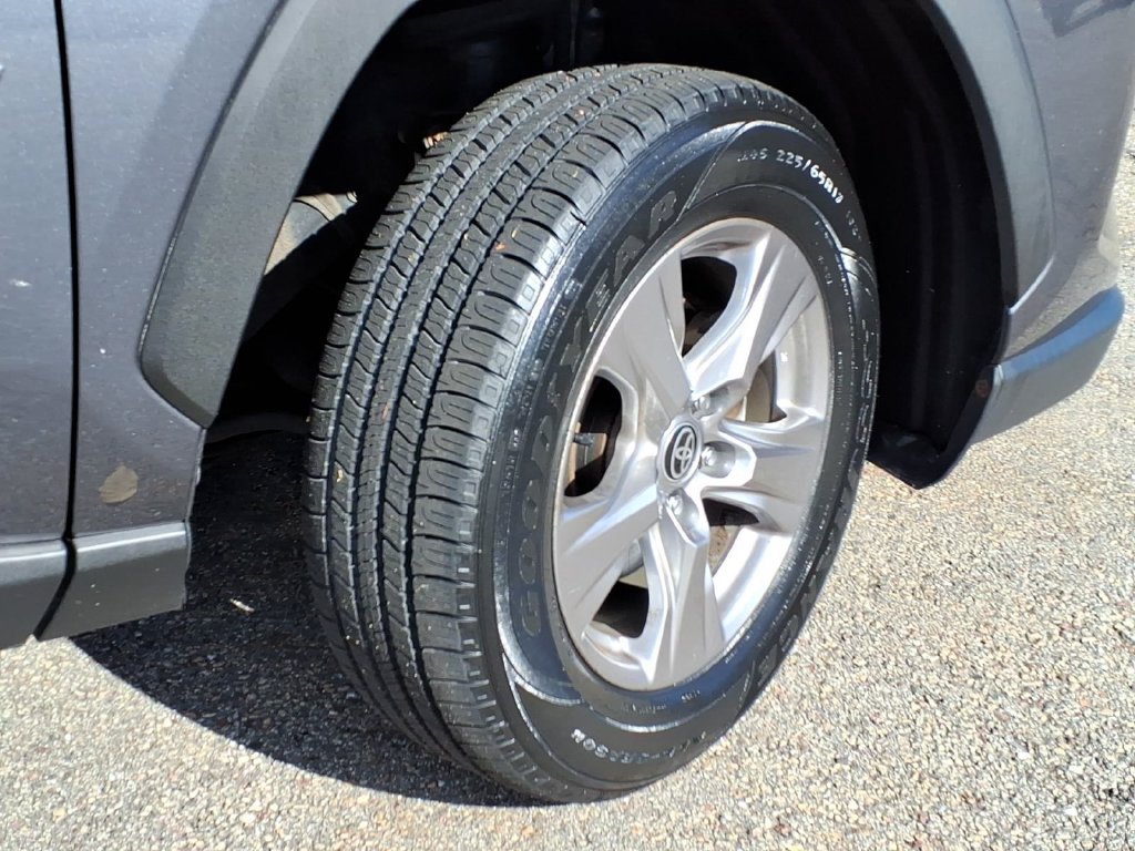 Used 2023 Toyota RAV4 XLE AWD/4WD image 9