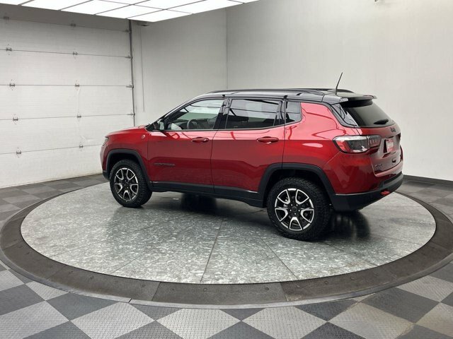 Used 2025 Jeep Compass Trailhawk AWD/4WD image 2