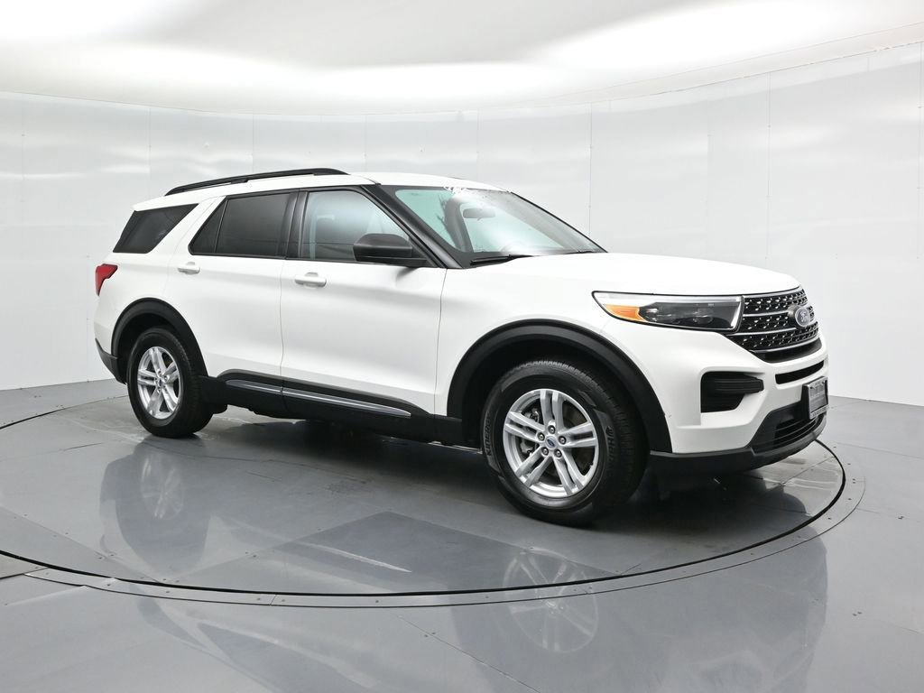Certified 2023 Ford Explorer XLT image 3
