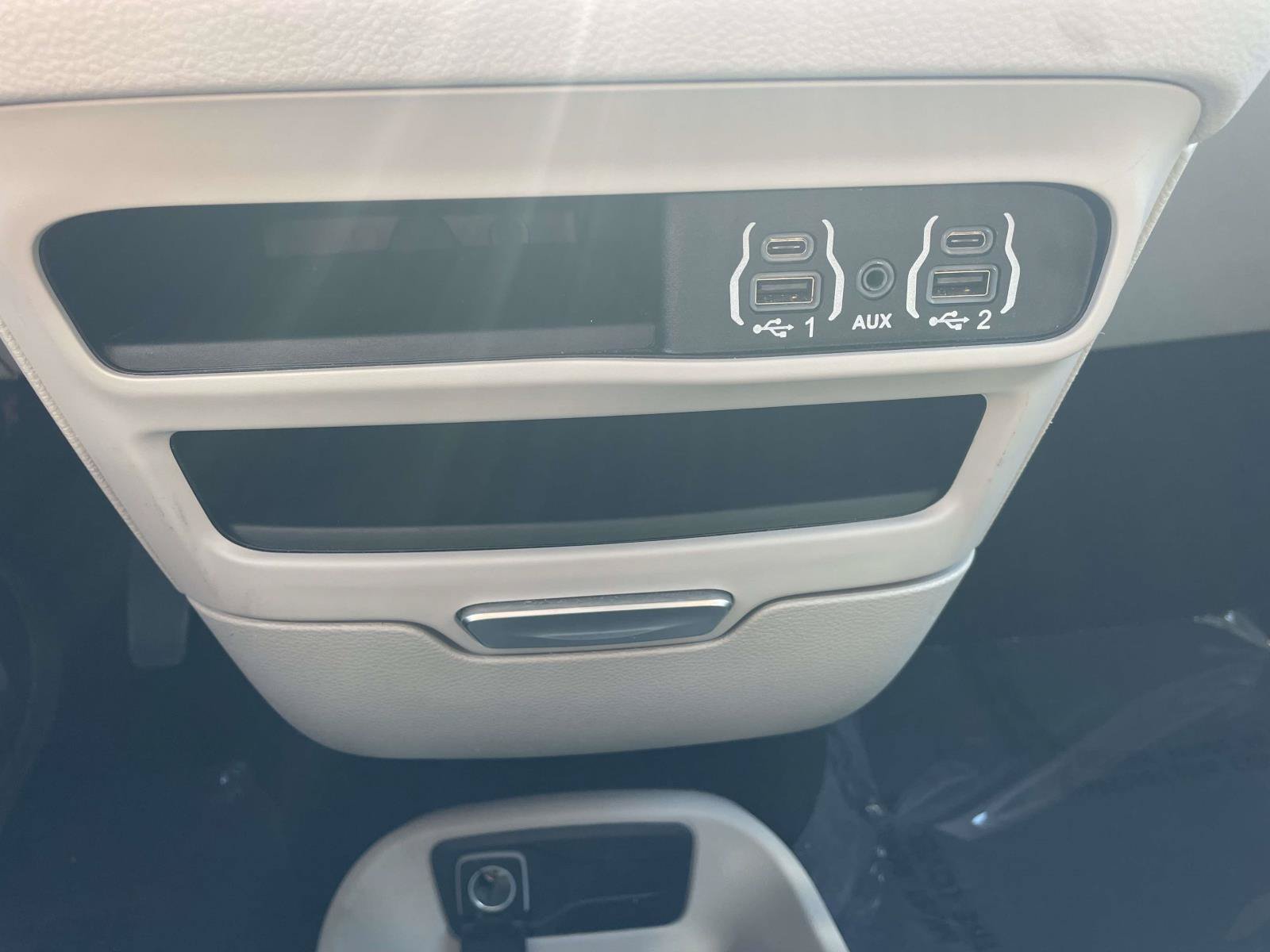 Used 2024 Chrysler Pacifica Touring-L FWD image 26