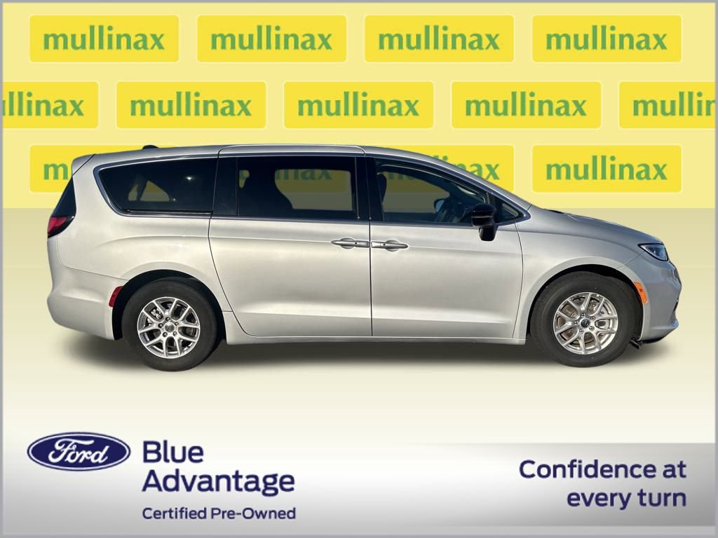 Used 2024 Chrysler Pacifica Touring-L video 2