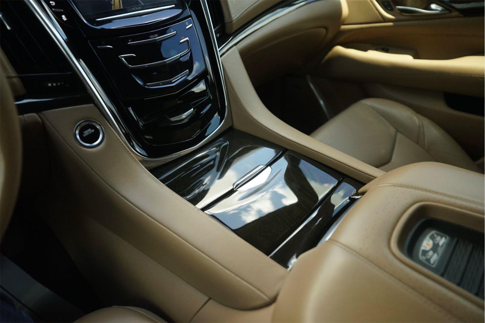 Used 2020 Cadillac Escalade ESV Platinum AWD/4WD image 31