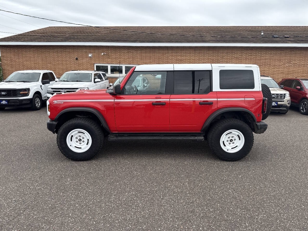 Certified 2023 Ford Bronco Heritage Edition AWD/4WD image 3