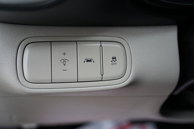 Used 2020 Hyundai Venue SEL image 12