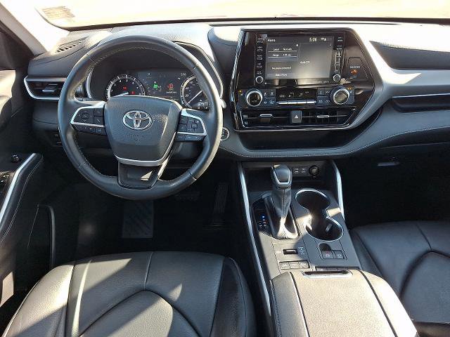 Used 2022 Toyota Highlander XLE AWD/4WD image 11