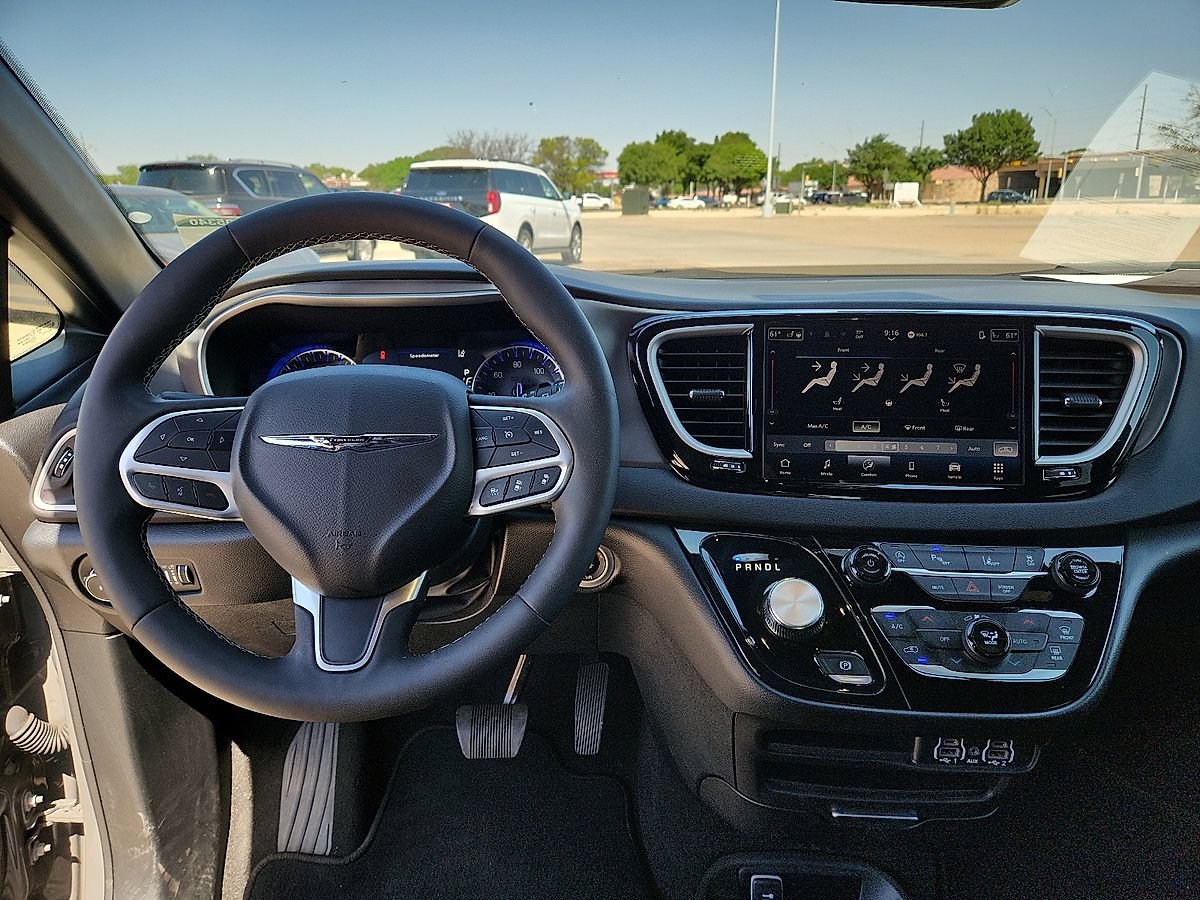 Used 2025 Chrysler Pacifica Select FWD image 6