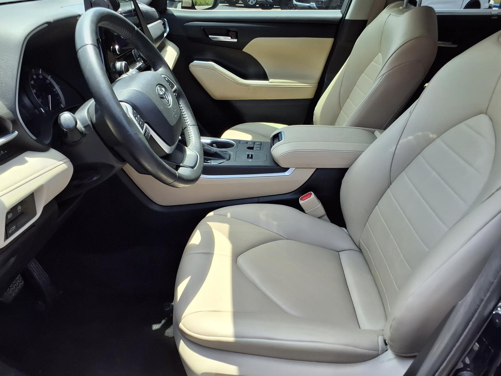 Used 2023 Toyota Highlander XLE FWD image 11