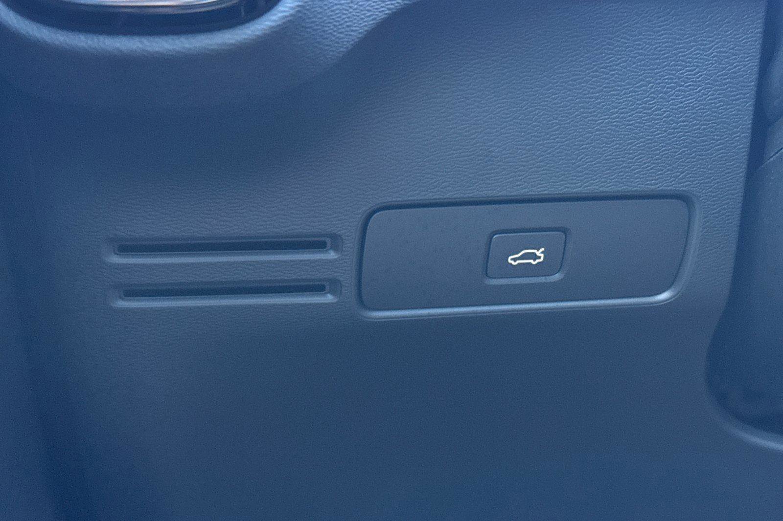 Used 2023 Volvo XC40 B5 Ultimate w/ Protection Package Premier image 31