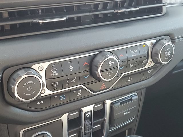 Used 2024 Jeep Wrangler Unlimited Sahara AWD/4WD image 16