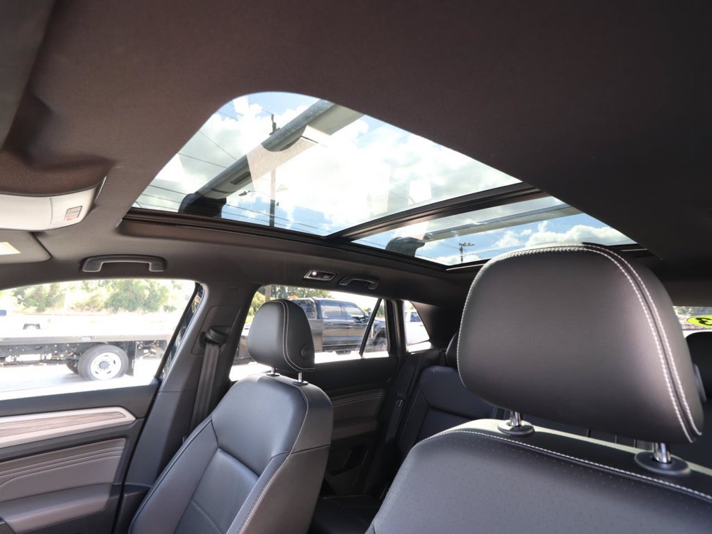 Used 2023 Volkswagen Atlas Cross Sport SE w/ Panoramic Sunroof Package FWD image 4