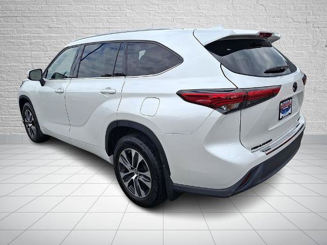 Used 2022 Toyota Highlander XLE AWD/4WD image 6