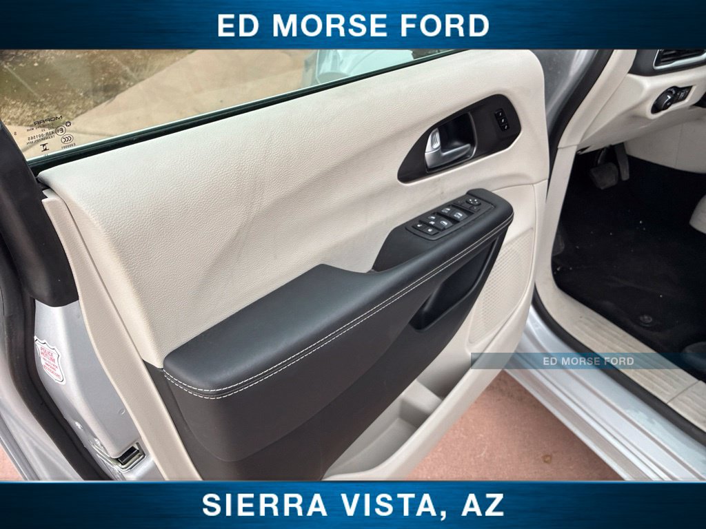 Used 2024 Chrysler Pacifica Touring-L FWD image 24