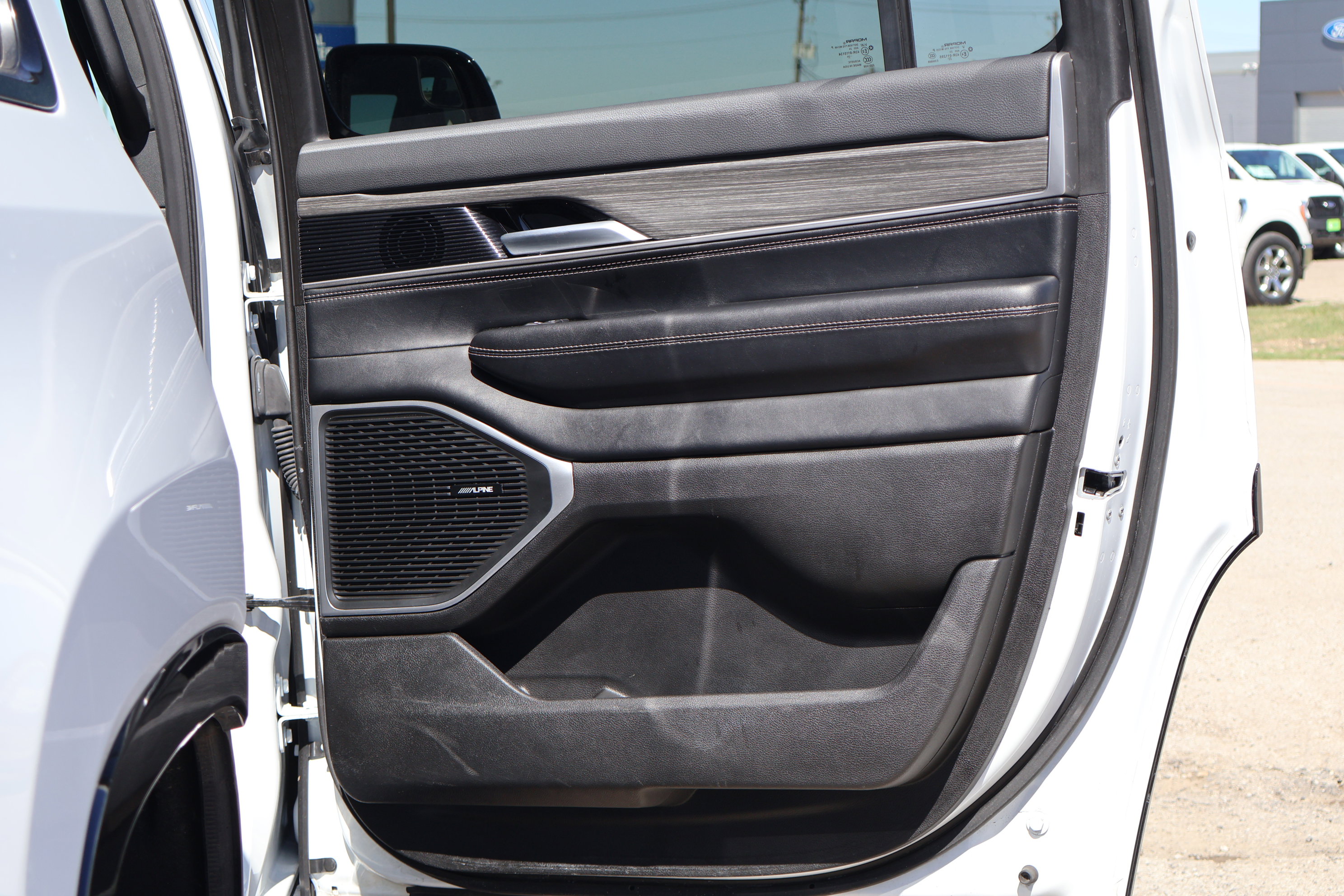 Used 2024 Jeep Wagoneer Series II w/ Flexible Seating Group image 37