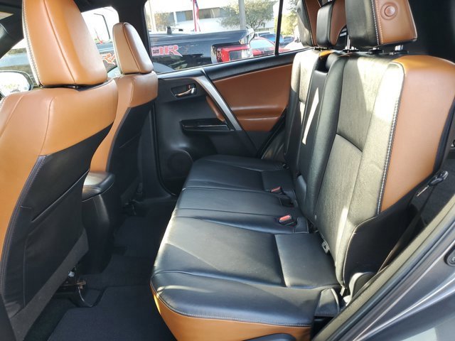 Used 2018 Toyota RAV4 SE image 10