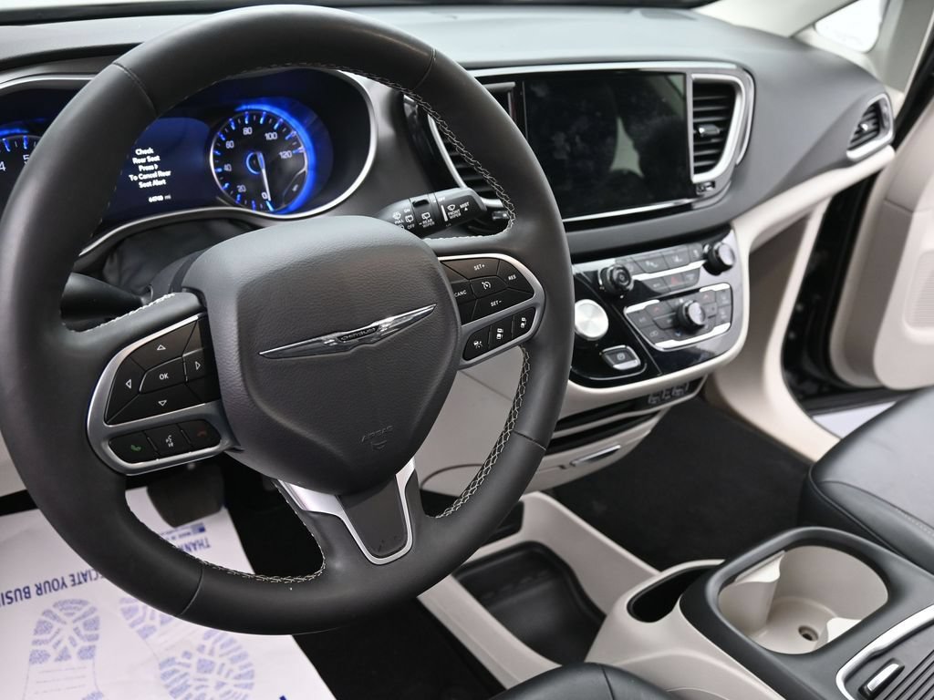 Used 2024 Chrysler Pacifica Touring-L FWD image 16