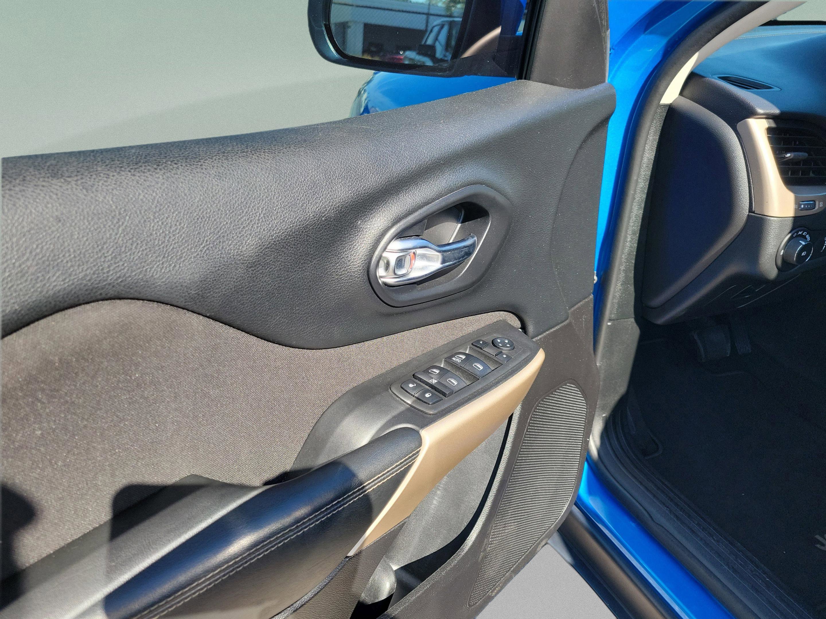 Used 2018 Jeep Cherokee Latitude w/ Altitude Package image 6