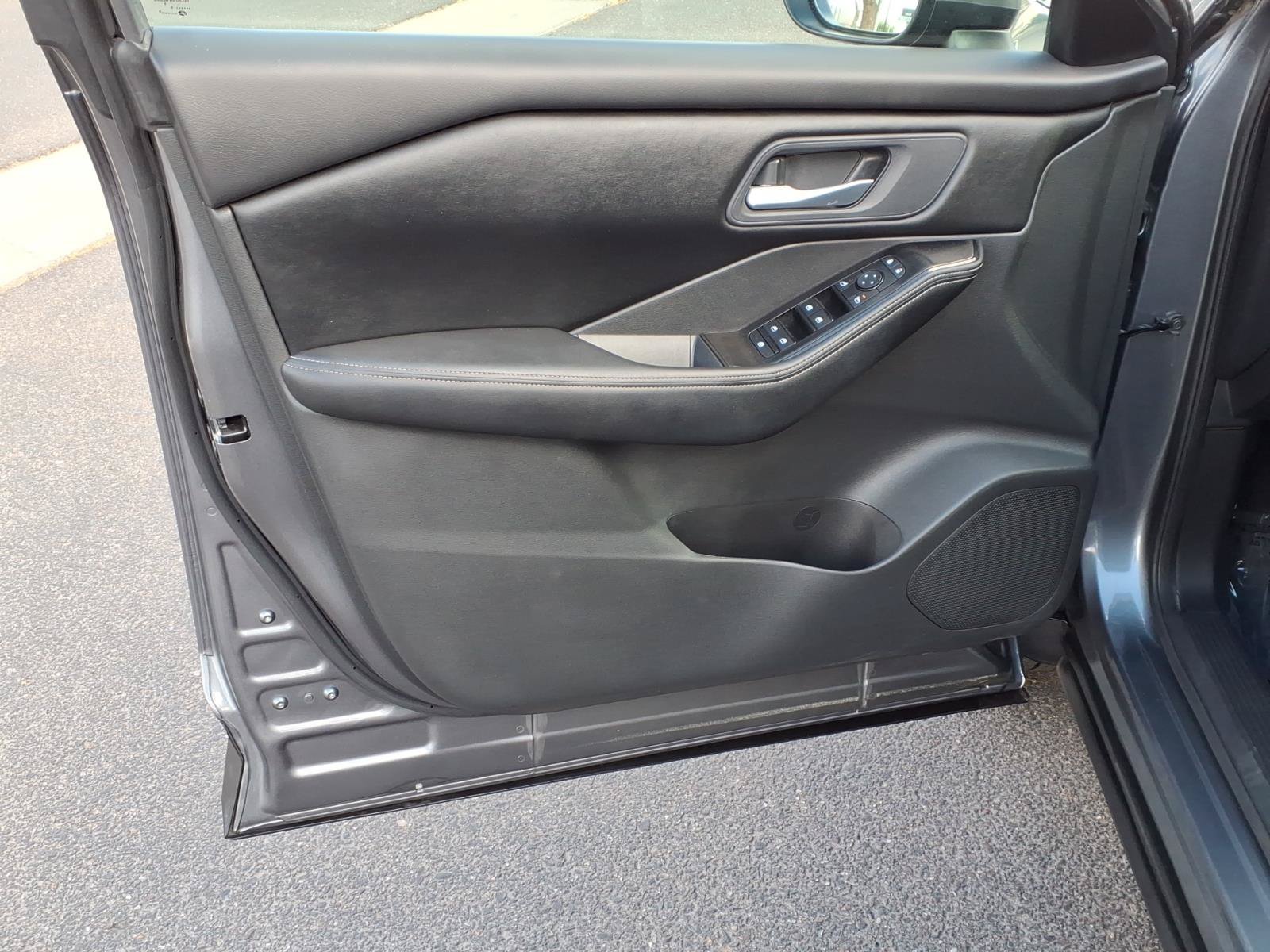 Used 2025 Nissan Rogue SV FWD image 21