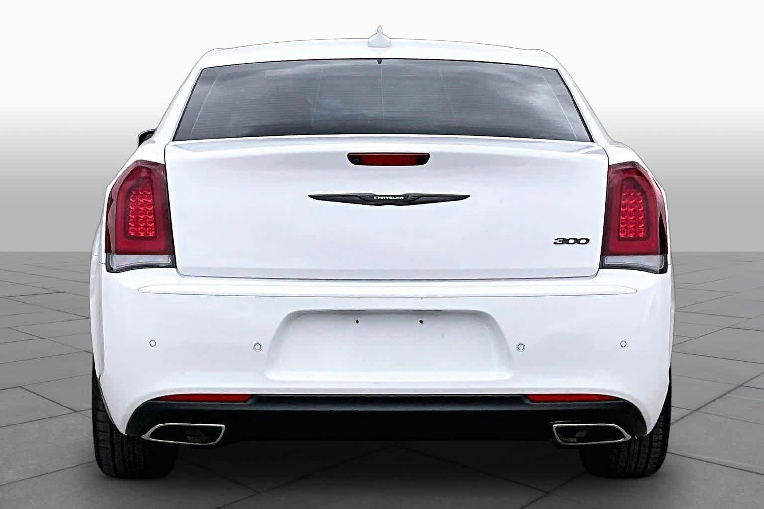 Used 2023 Chrysler 300 Touring L w/ Comfort Group RWD image 5