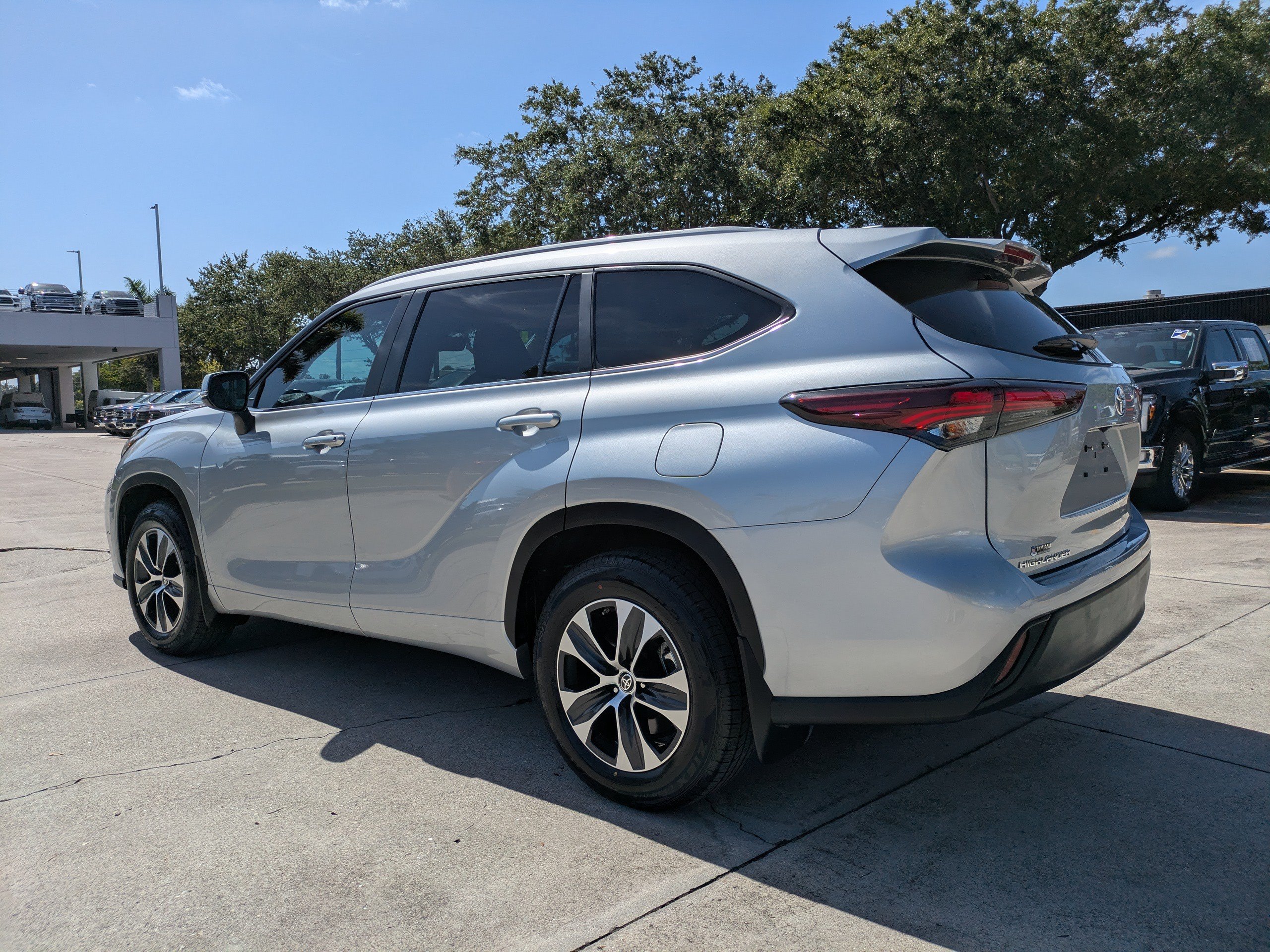 Used 2025 Toyota Highlander XLE FWD image 6