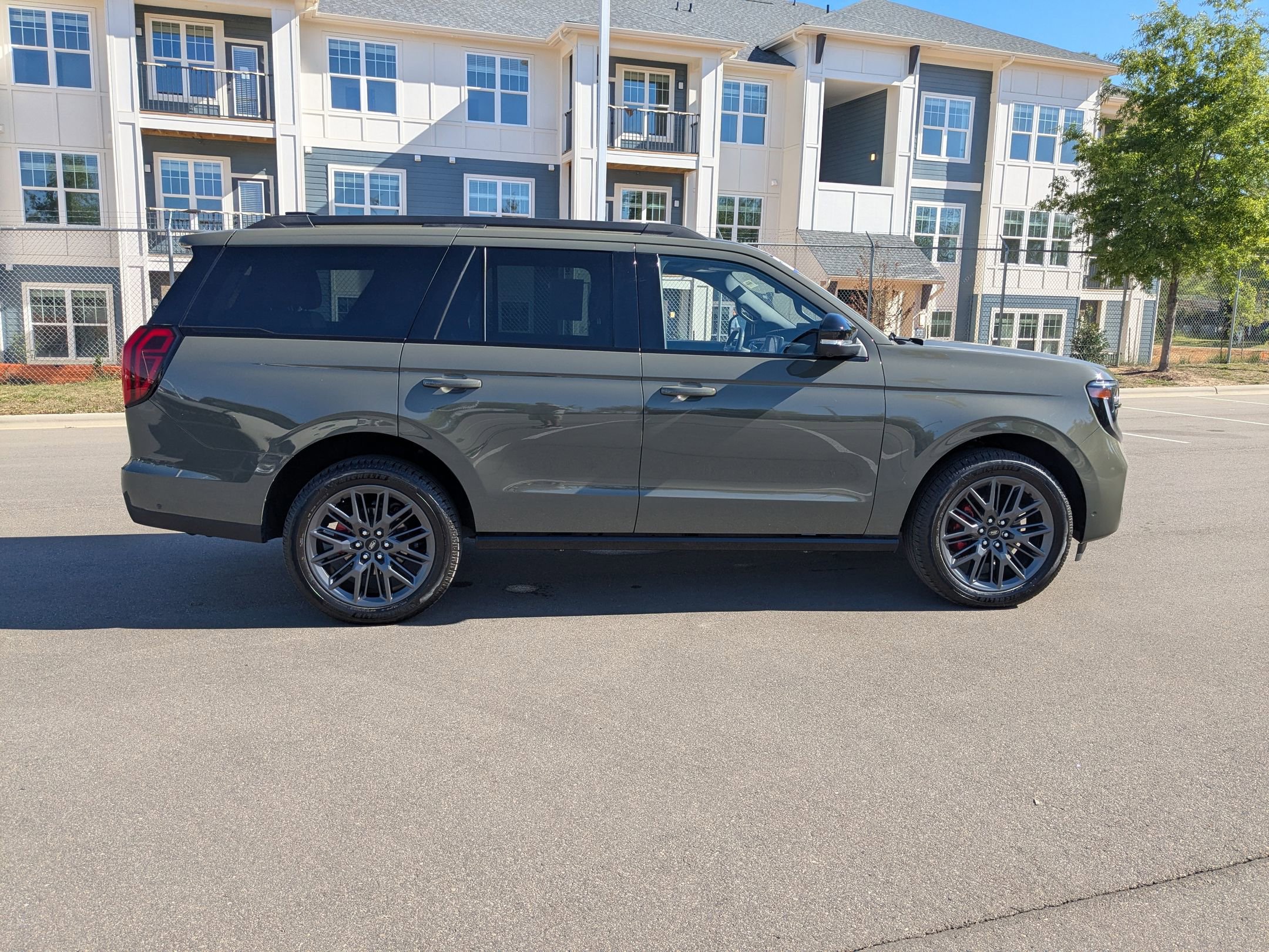 Certified 2025 Ford Expedition Platinum w/ Stealth Performance Package AWD/4WD image 3