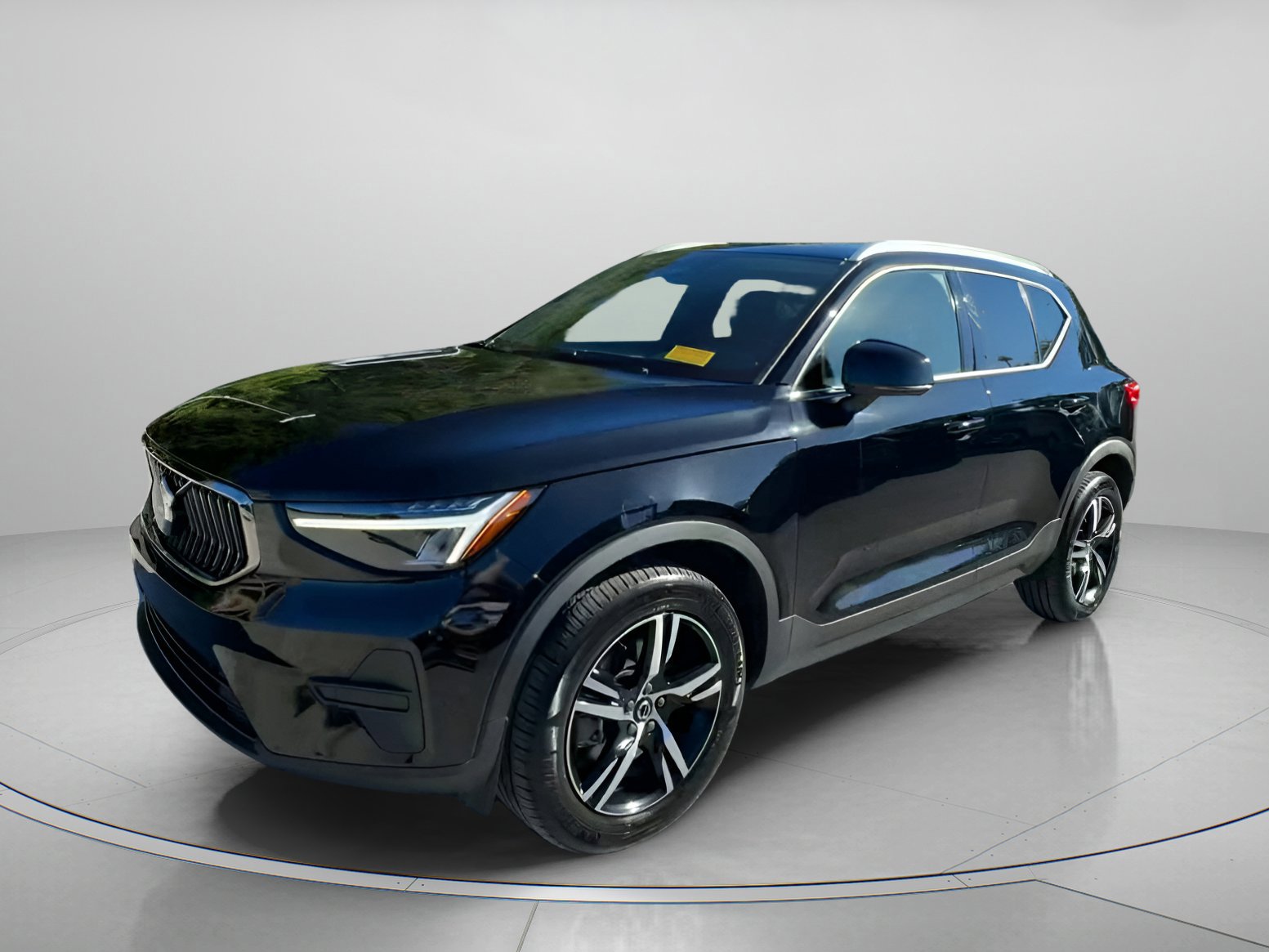 Used 2025 Volvo XC40 B5 Core image 4
